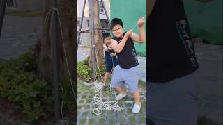 2 anh em thay phiên nhau kéo diều rất khỏe #kiteflying #layangan #patang #shortvideo