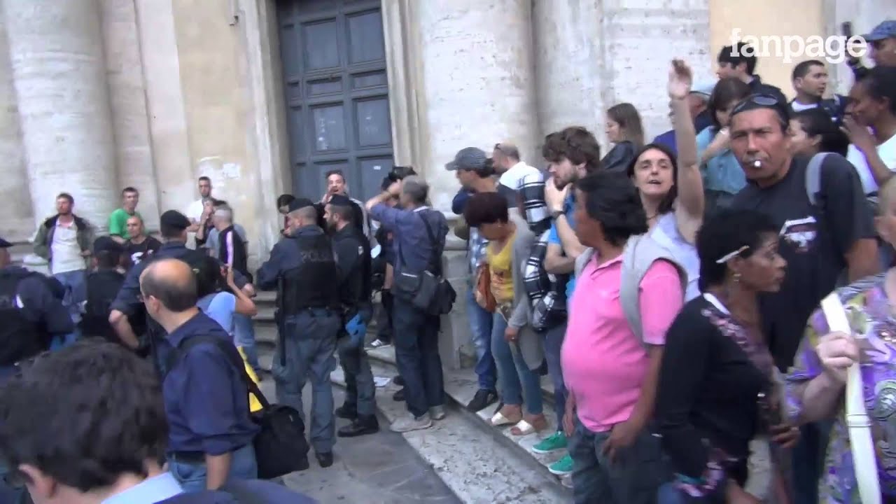 Renzi contestato dai movimenti: tafferugli con polizia e militanti Pd