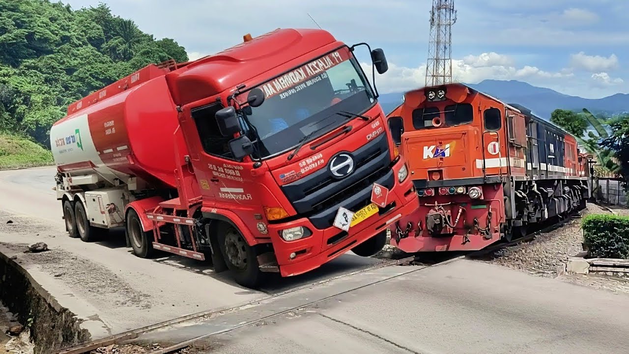 Kereta Api Panjang VS Truk Tangki, Truk Oleng, Truk Pasir, Truk Joget, Truk Telolet