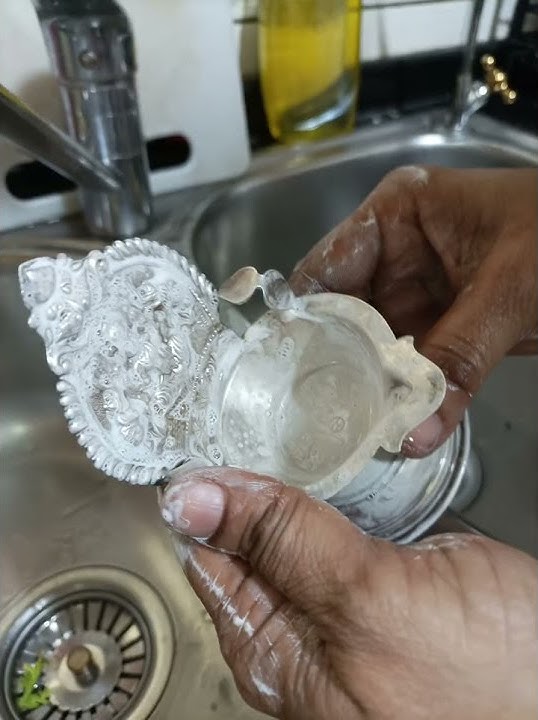 வெள்ளி விளக்கு சுத்தம் செய்வது எப்படி?