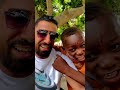 الطفل النيجيري المقيم في وهران تشبع معاه ضحك النقاش حول الرئيس تبون