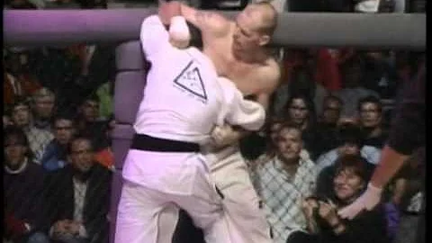 Royce Gracie vs Gerard Gordeau (1993)