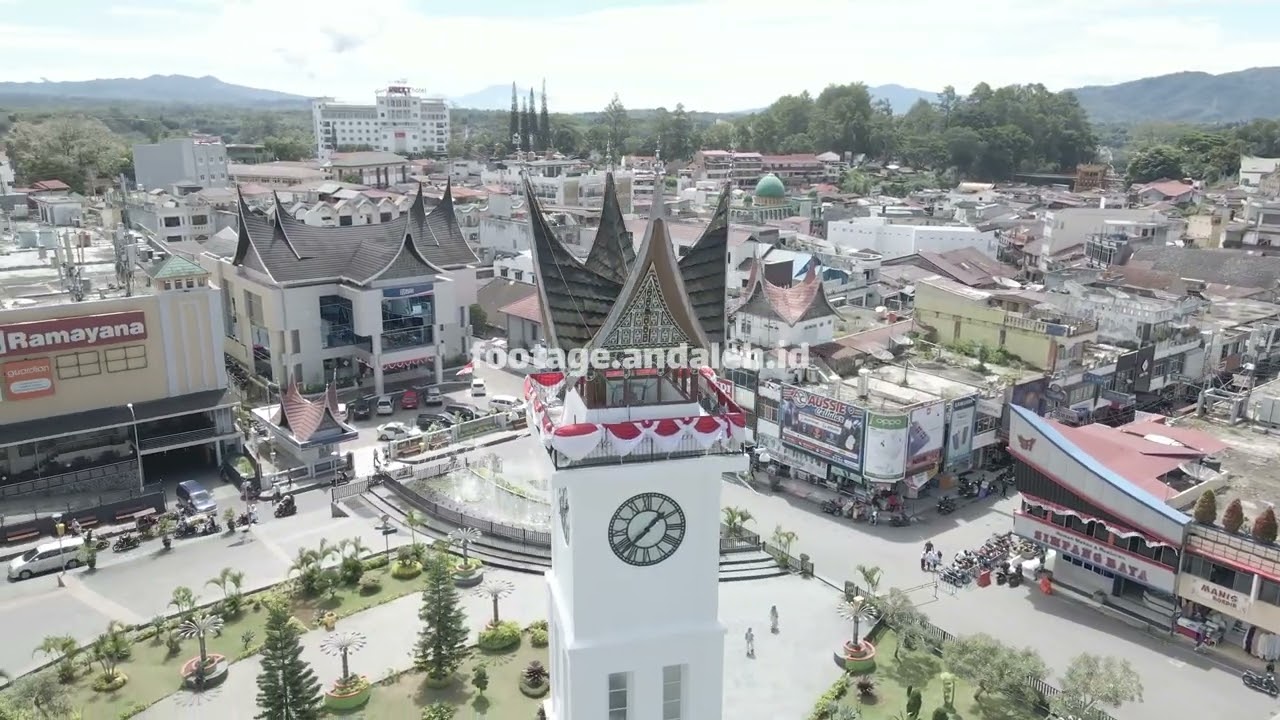 Preview video Orbit Udara Lambat Di Sekitar Jam Gadang Jam Gadang di Bukittinggi, Sumatera Barat, Indonesia
