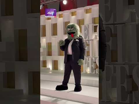 ضيف غريب على ريد كاربت فيلم السادة الأفاضل في الجونة