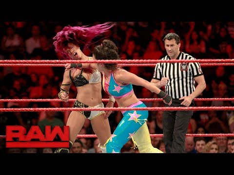 Bayley and Sasha Banks hold nothing back in brutal, high-stakes match: Raw, July 24, 2017