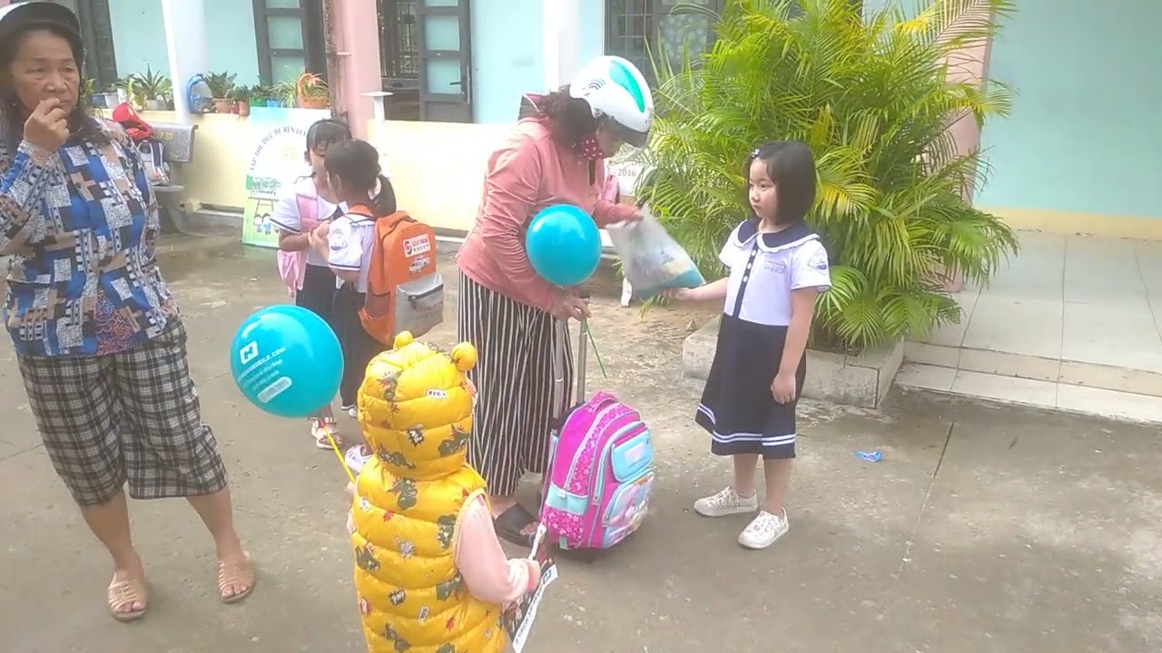 Sao chiều nay học về con buồn vậy