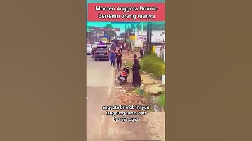 Momen Anggota Brimob bertemu orang tuanya dipinggir jalan