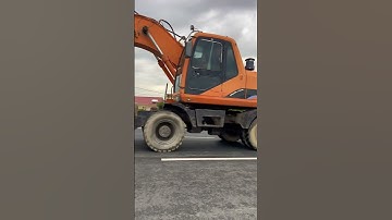 Lần đầu gặp máy xúc Doosan 210 bánh lốp chạy ngoài đường #mayxuc #excavator #Nhacthieunhivuinhon