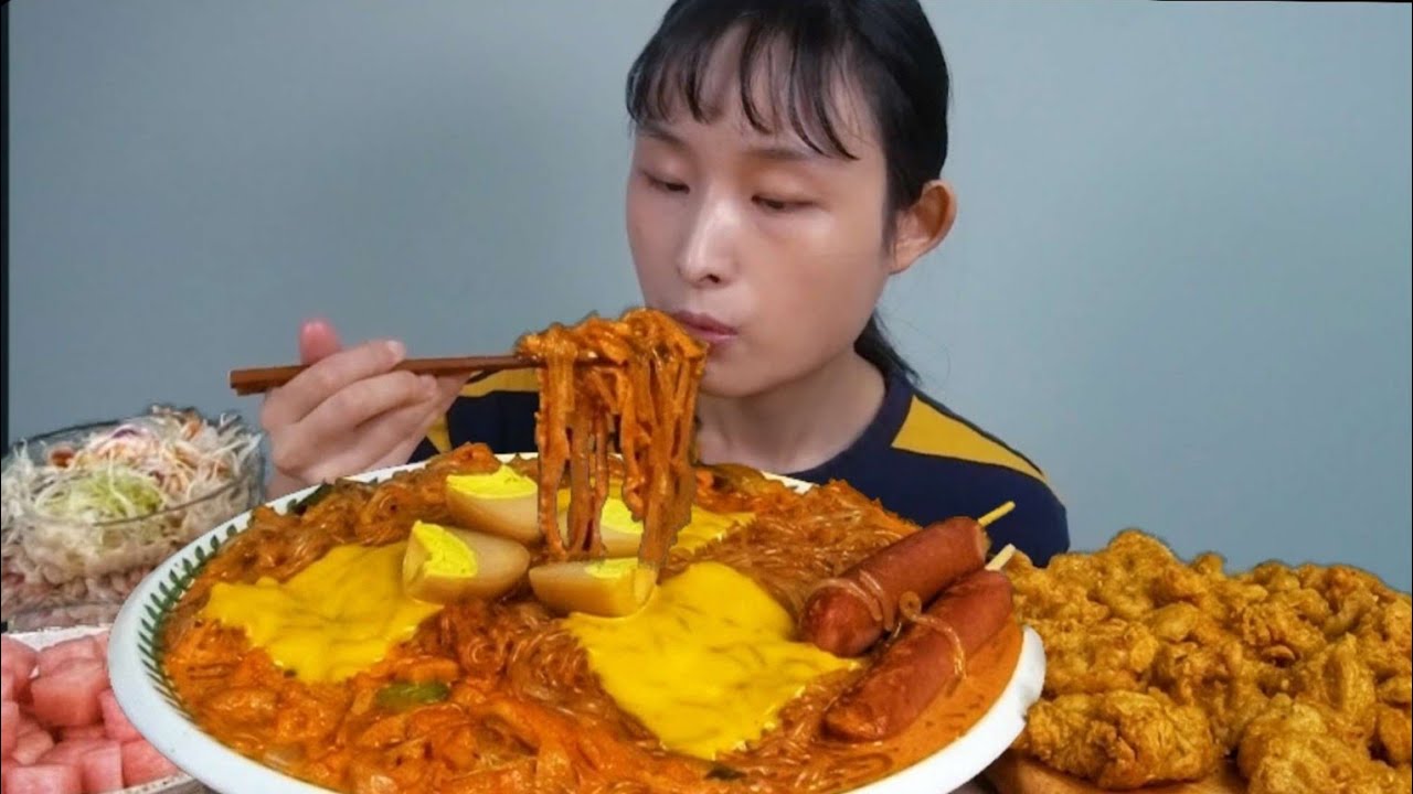 로제누들떡볶이 맘스터치순살치킨 먹방