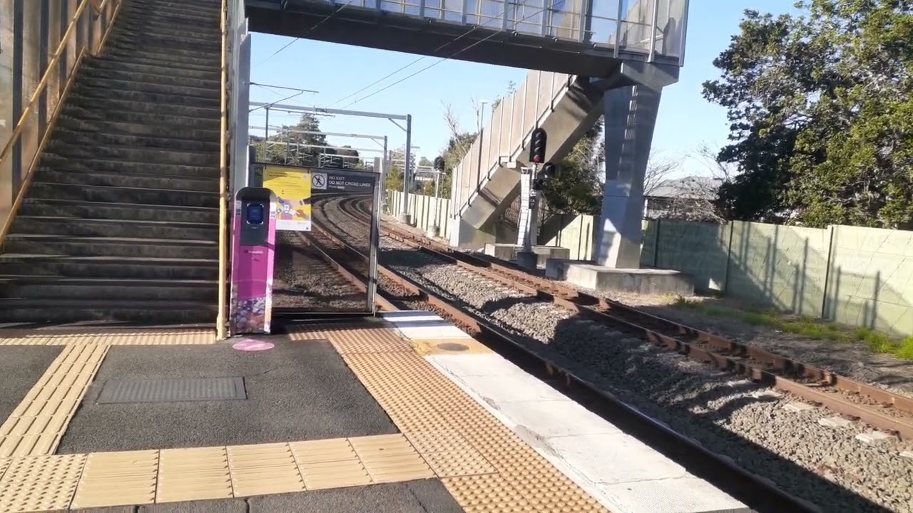 Queensland Rail SMU 220 arrives at Oxley!