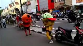 Download lagu Badut mang goyang dumang joget nya lucu Badut mang goyang dumang joget nya lucu