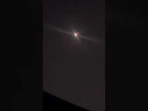 مشاهد متداولة تُظهِر محاولة الدفاعات الجوية الإسرائيلية اعتراض صاروخ أُطلقَ من اليمن