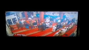 زلزال يضرب المسجد وقت الصلاة والامام يقرأ سورة الزلزلة