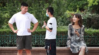 Boy Wants to Learn to Smoke E-cigarette | Social Experiment “教你抽电子烟的都不是人！”得知男孩想学抽电子烟，路人呵斥道（社会实验）