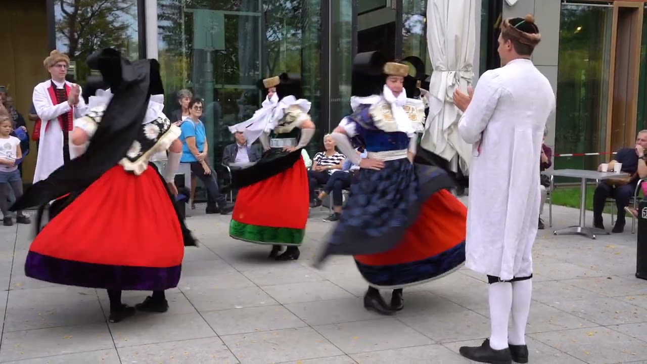 Tanz in Bückeburger Festtagstracht 3.10.2023 Tag der offenen Tür Niedersächsische Landesvertretung 2