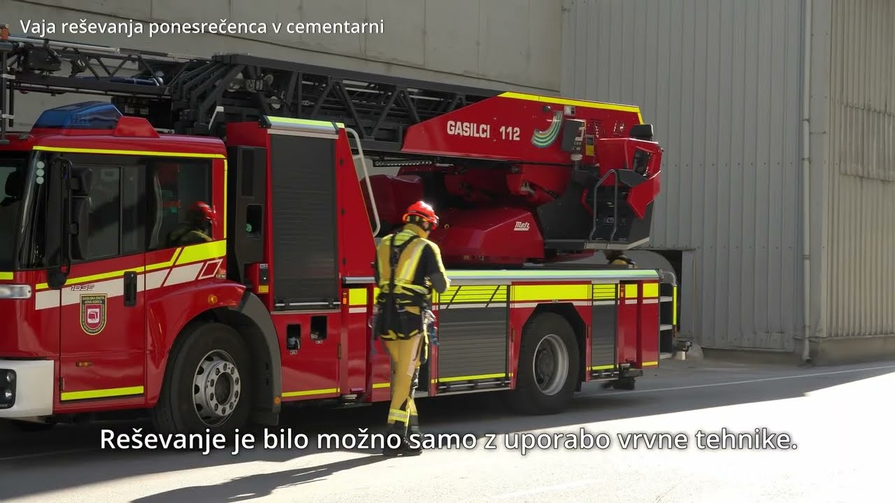 Vaja reševanja ponesrečenca v cementarni