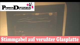 Angeschlagene Stimmgabel Auf Verußter Glasplatte Auf Ohp