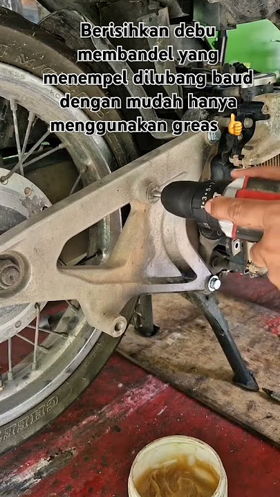 Membersihkan lobang baud yang banyak debu dengan greas