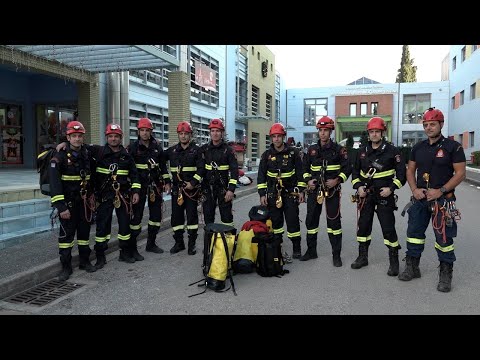 Μέλη του Πυροσβεστικού Σώματος ετοιμάζονται να μοιράσουν δώρα σε παιδιά που νοσηλεύονται