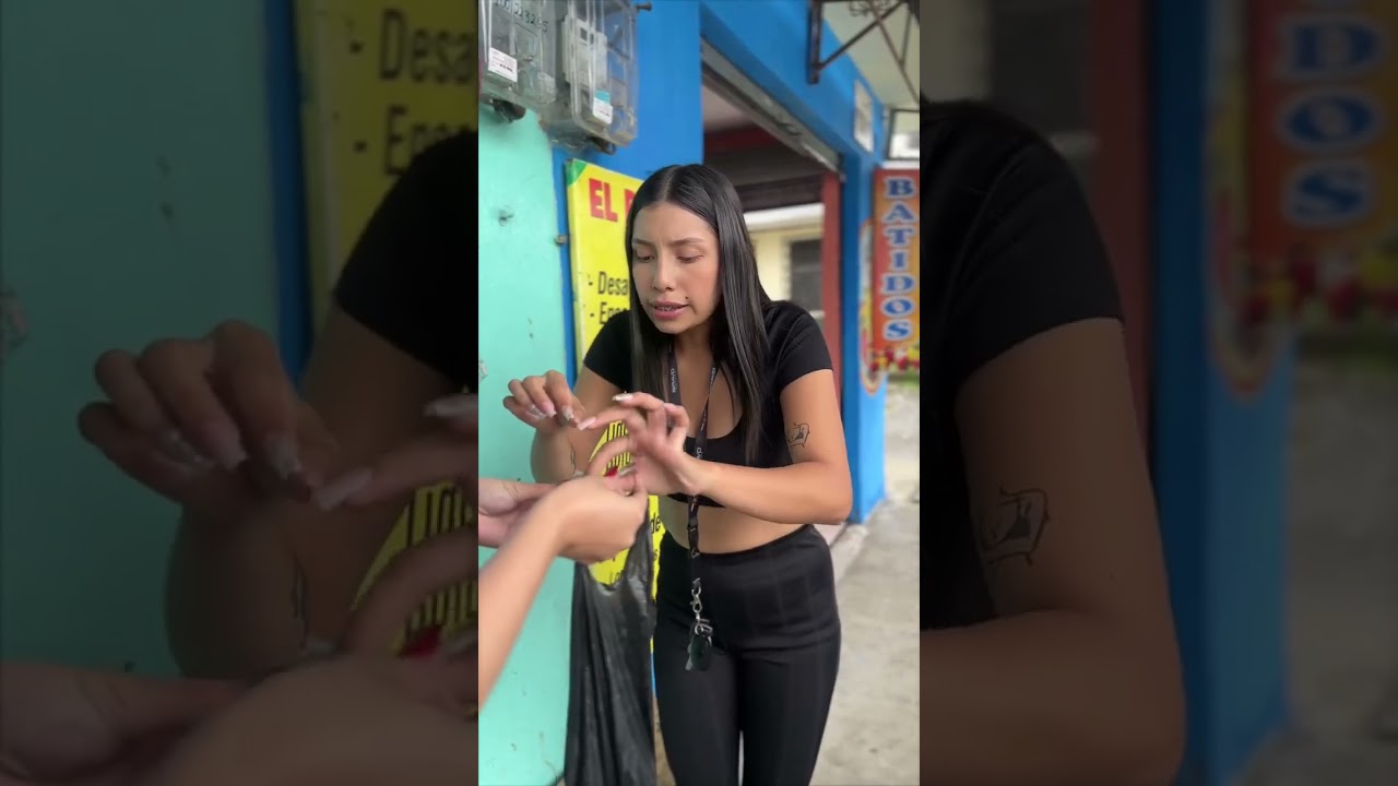 Cliente exige que le limpien los camarones gratis y al final se lleva una lección.