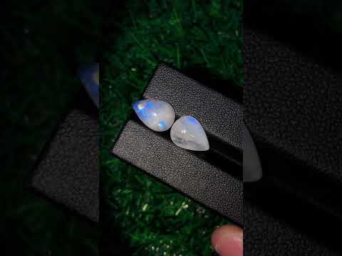 Пара натуральних Місячних Каменів (Адулярів) 9.70 ct 13.4 x 9.2 x 6.2 mm, видео 1
