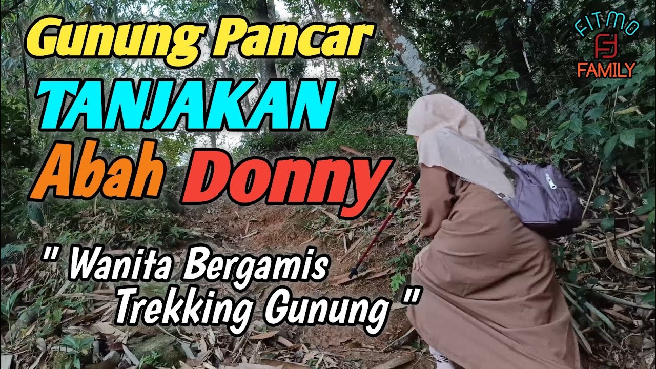 Wanita Bergamis Trekking Gunung Pancar Via Tanjakan Abah Donny
