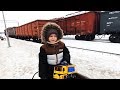 Поезда и железная дорога Смотрим на вагоны Видео для детей Поезда и вагоны Поезда в движении