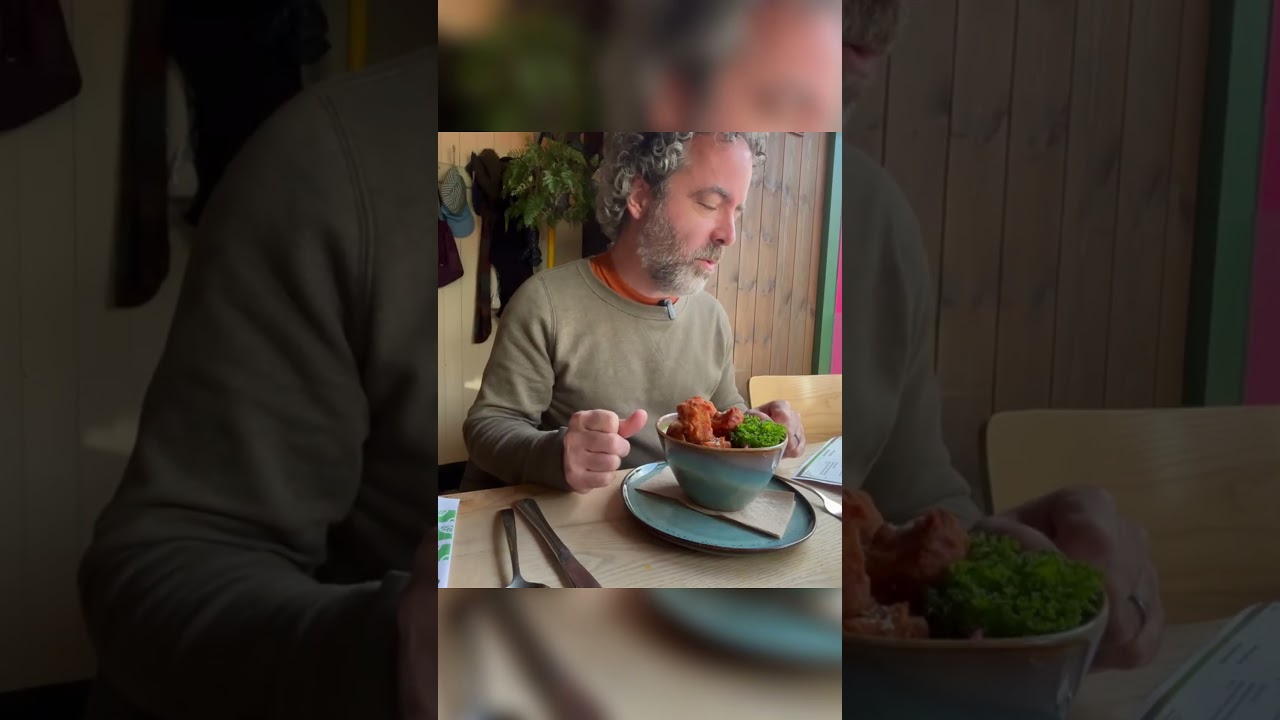 This Noodle Curry Soup Looks Unreal 🤩