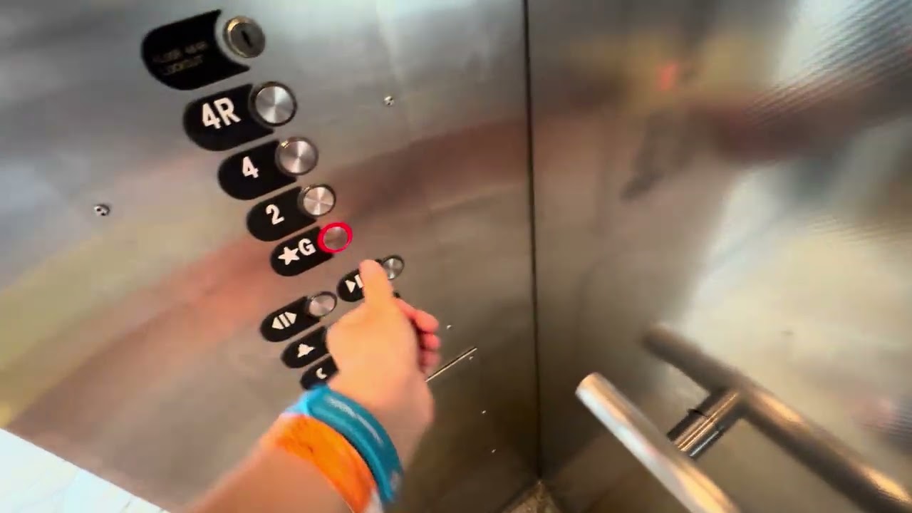 Лифт Otis Series 5 в торговом центре Royal Hawaiian Plaza в Гонолулу, Гавайи