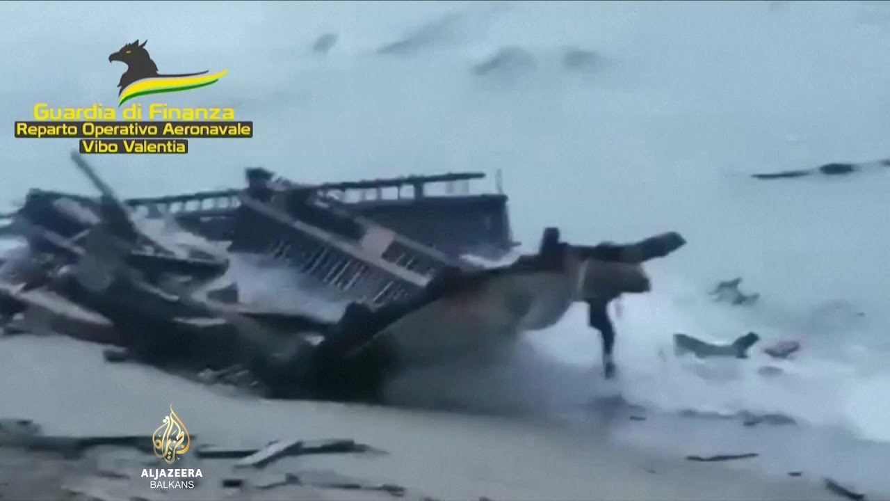 غرق سفينة قبالة سواحل إيطاليا، وعُثر على جثث على الشاطئ