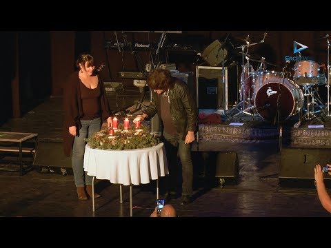 Závodi János, a Piramis alapító tagja gyújtotta meg a harmadik adventi gyertyát
