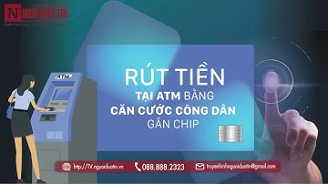 Người dân chuẩn bị được rút tiền tại cây ATM bằng CCCD gắn chip
