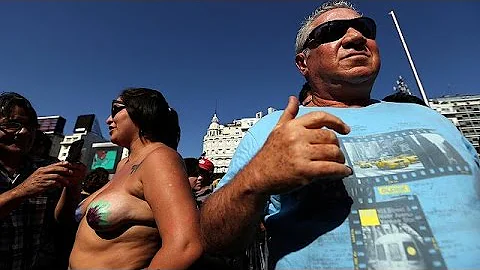 أرجنتينيات يطالبن بحق التشمس دون صدريات 