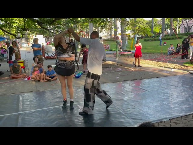 Celebrando os 20 anos do Instituto Unimed BH, a Mimulus Cia de Dança apresentou a Intervenção Artística Por Um Fio, na P