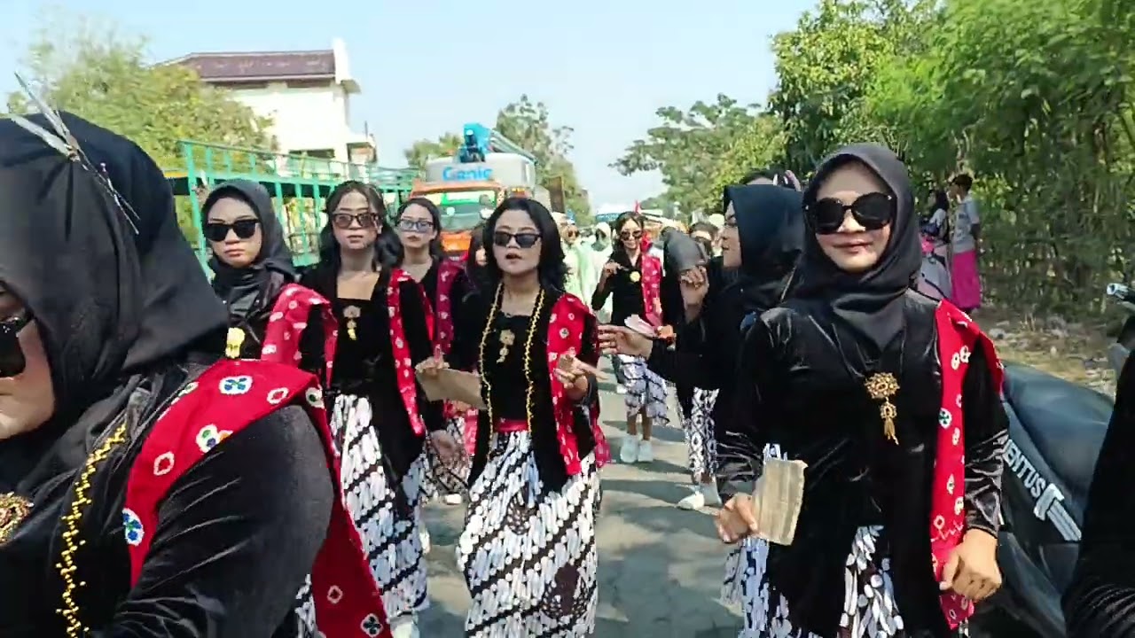 karnaval sedekah laut desa Kebloran