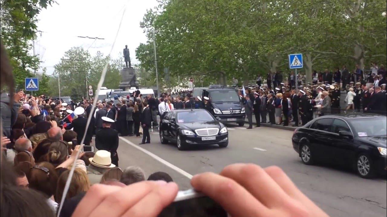 Люди встречают Путина в Севастополе. 9 мая в крыму