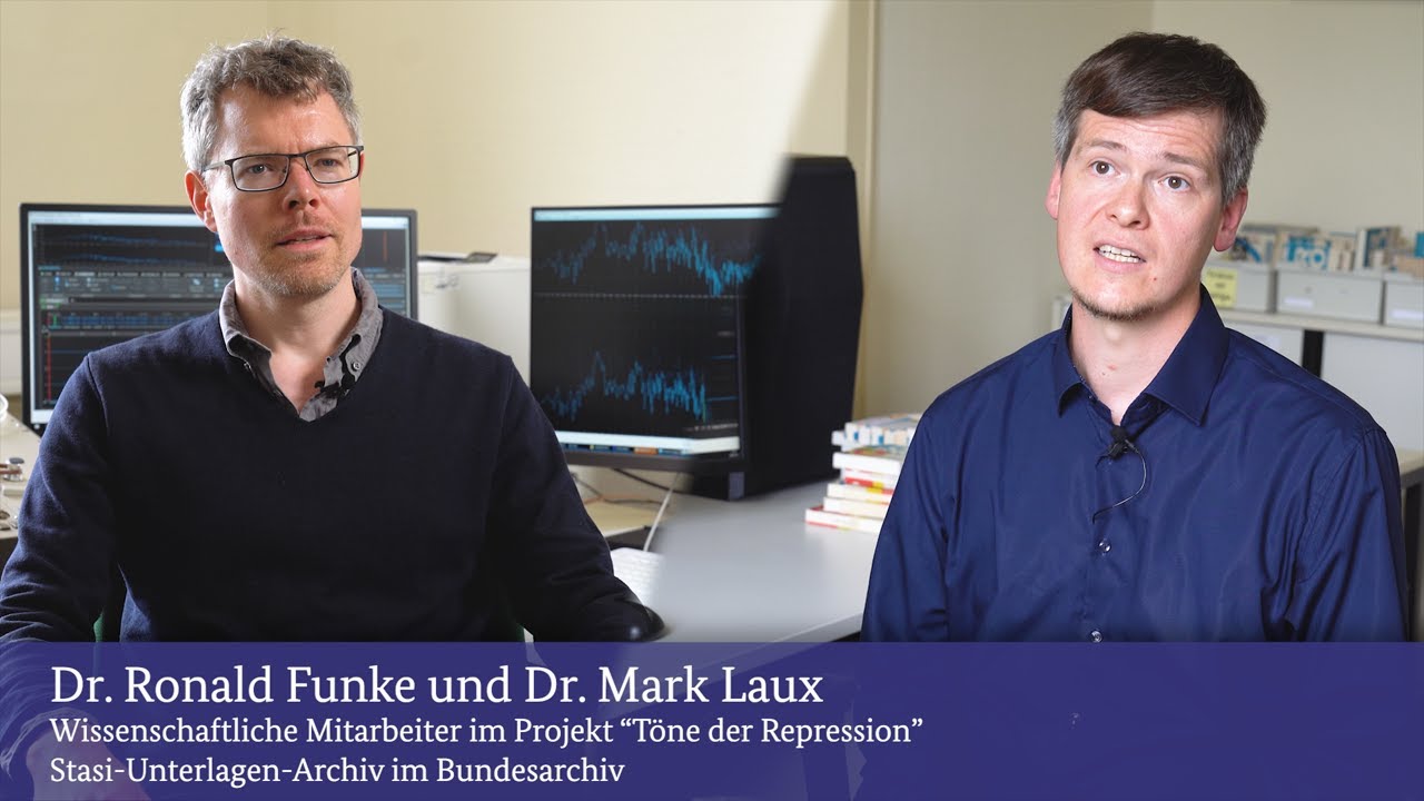 Experten erklären Dr. Ronald Funke und Dr. Mark Laux über Tonaufnahmen von DDR