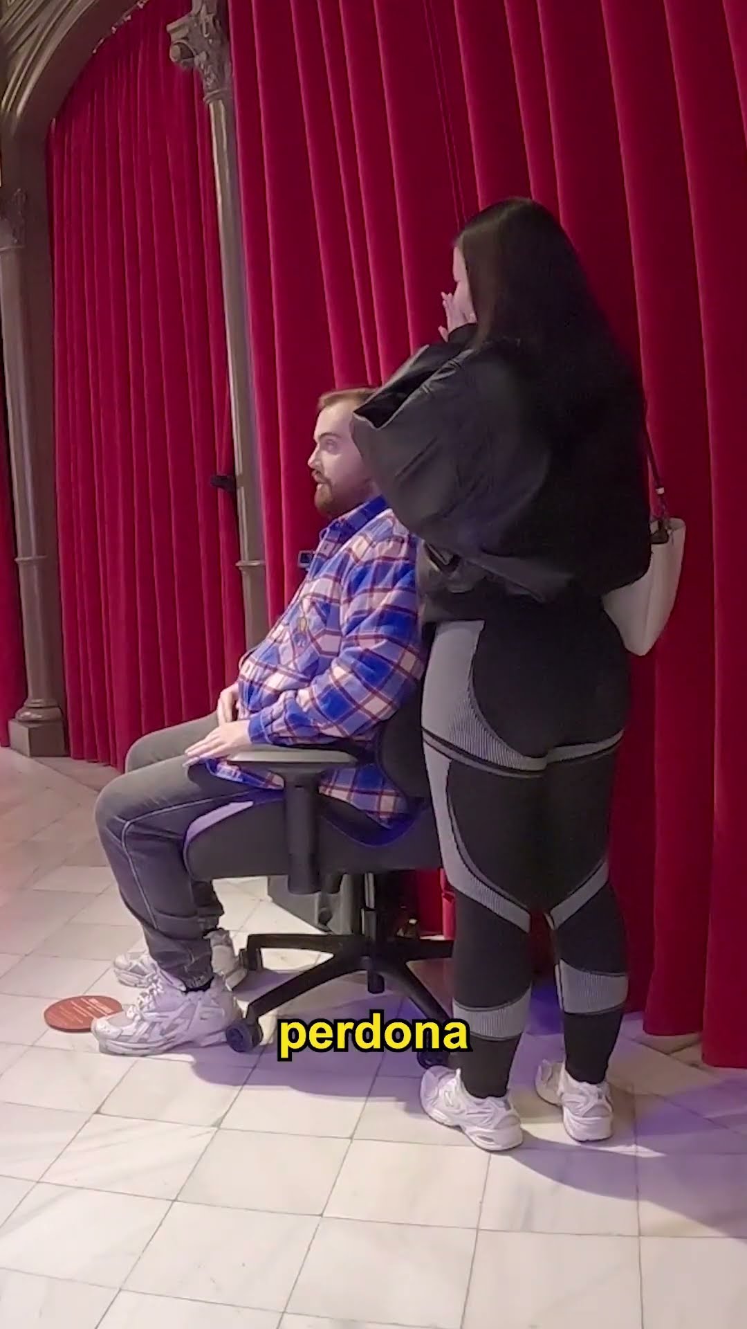 Me Hago Pasar Por Una Figura De Cera