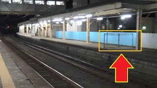 かつての長いホームがフェンスで仕切られて短くなっている青い森鉄道浅虫温泉駅ホームを歩いた風景 かつての長いホームがフェンスで仕切られて短くなっている青い森鉄道浅虫温泉駅ホームを歩いた風景