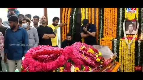 Allu Arjun, Mahesh Babu Console Prabhas, Vijay Deverakonda Pays Respects to Krishnam Raju