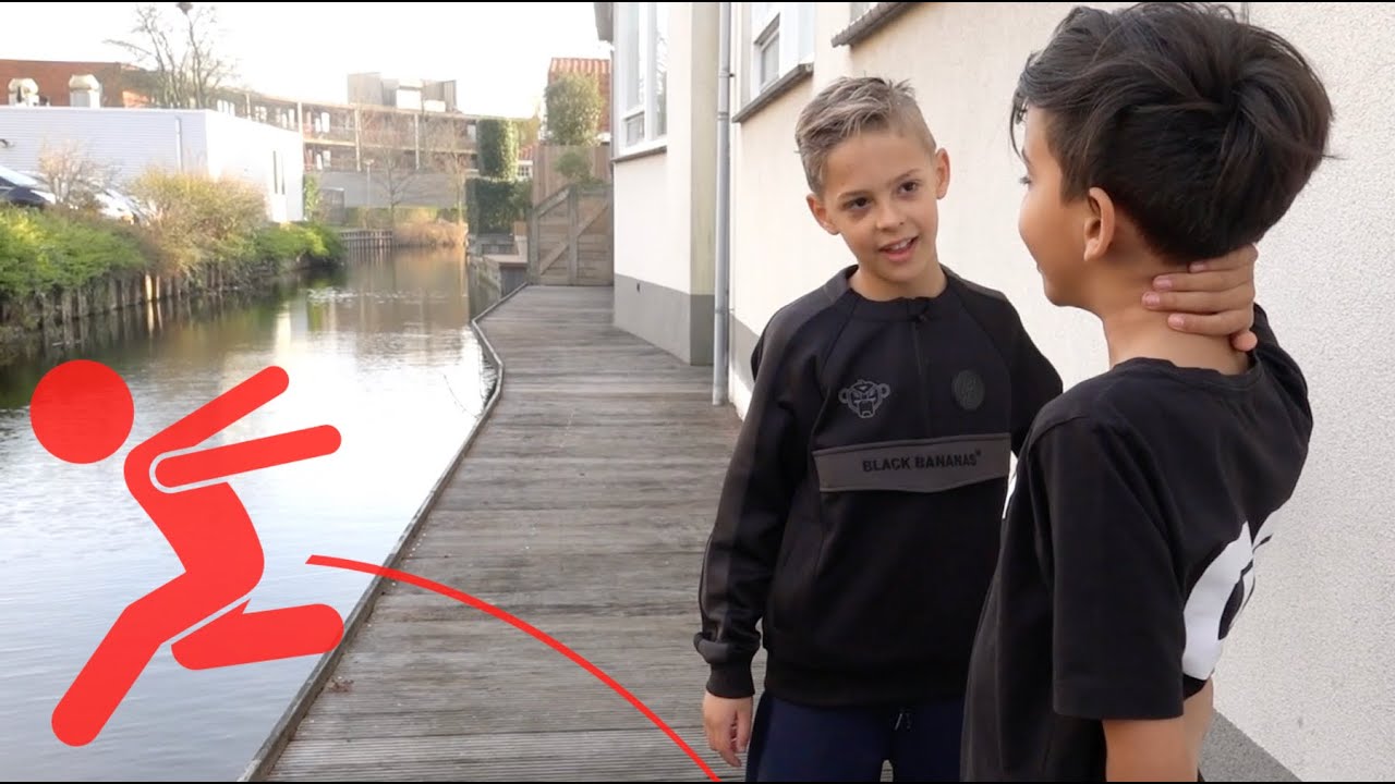 HIJ MOET DE SLOOT IN