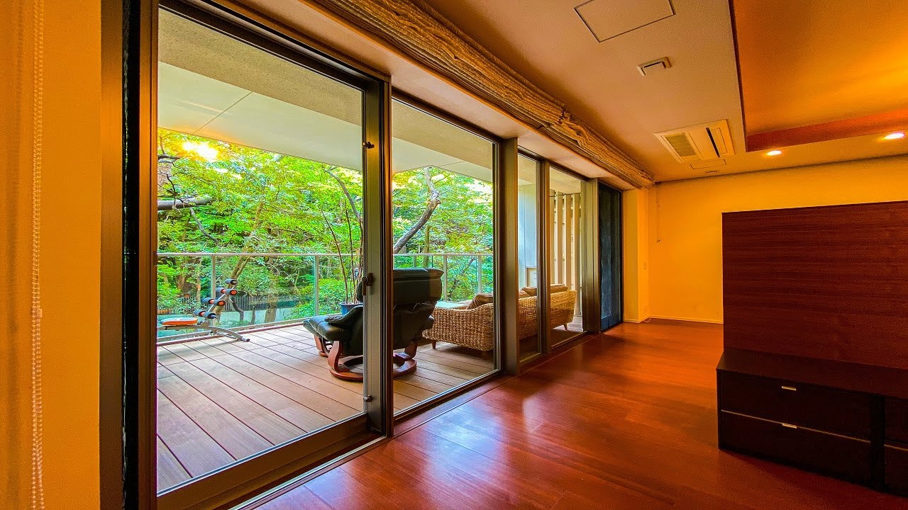 【高級マンション】広尾の森の中を望むルーフバルコニー付きのお部屋。高級住宅街の南麻布に位置する野村不動産の手掛ける分譲マンション。「プラウド南麻布」