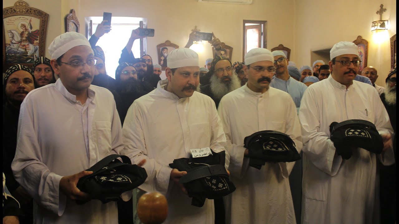 الأنبا متاؤس أسقف دير السريان يمنح الشكل الرهبانى لأربعة من الإخوة طالبى الرهبنة