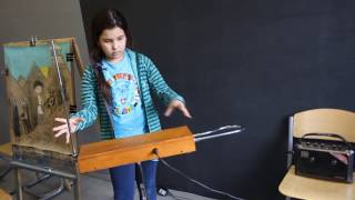 ПОЛИНА (9 лет) играет на терменвоксе задание \