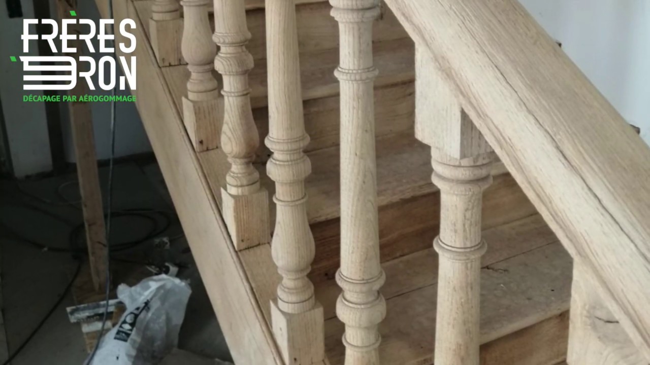 Comment décaper la peinture ou le vernis sur les escaliers