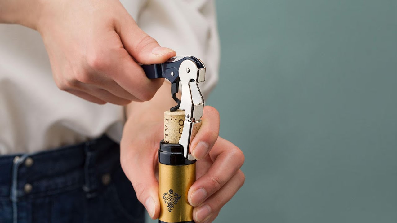 初心者でも失敗しない！ソムリエナイフを使ったワインの開け方｜ワイン