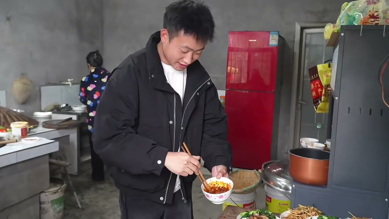 阿英家的团圆饭，一家人欢聚在一起热热闹闹的，幸福又开心 #过年#团圆饭#家乡大锅煮出人间美味 #美味佳肴 #传统美食