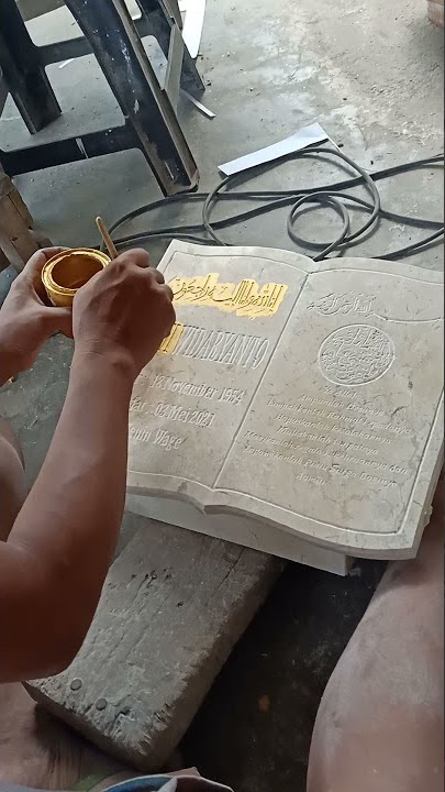 awal proses cat emas nisan model buku marmer putih