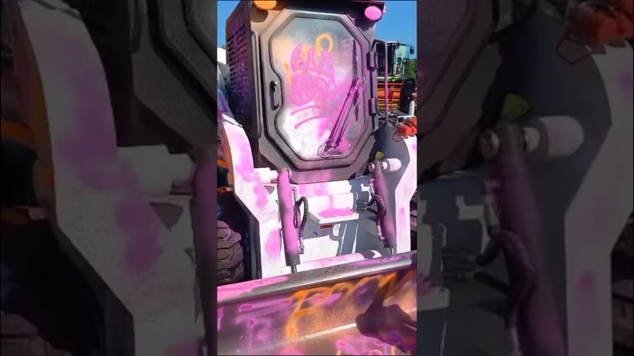 Мини-погрузчик WECAN теперь произведение искусства 