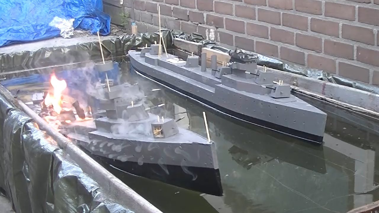 Деревянная модель корабля в огне и тонет: крейсер «Дракон» против «Альмиранте Сервера»